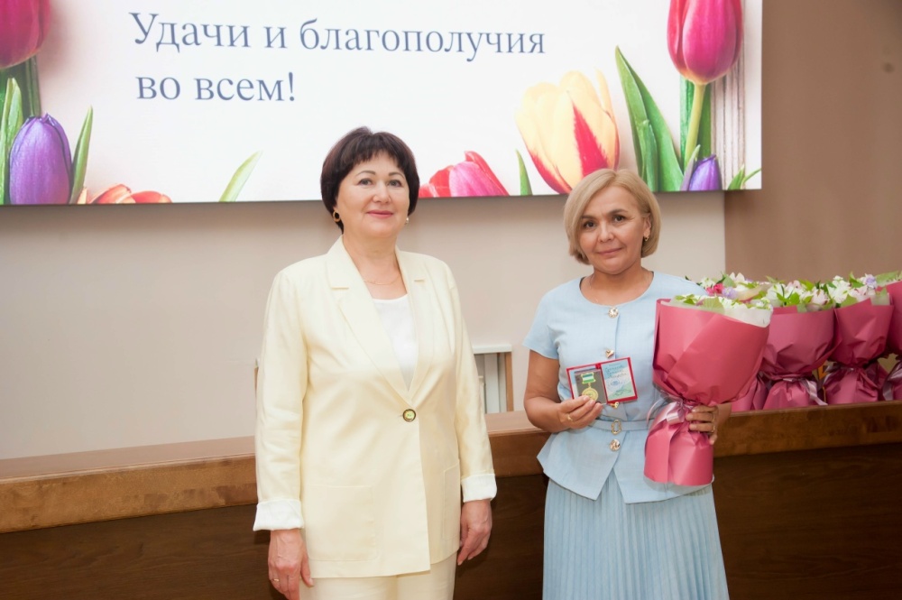 Гульнаре Закировне Султановой вручена медаль «За заслуги перед здравоохранением Республики Башкортостан»!