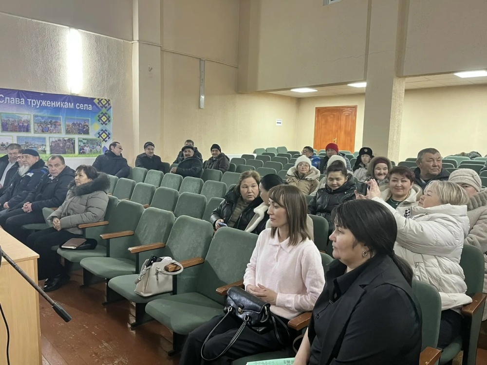 Глава администрации Баймакского района Азамат Идрисов встретился с жителями деревень Чингизово и Гадельбаево